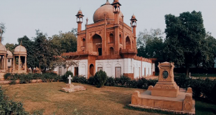 Red Taj(Hessing's Tomb)